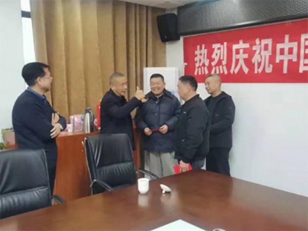 集團公司黨委書記、董事長何霞光到所屬企業(yè)走訪慰問困難黨員困難職工