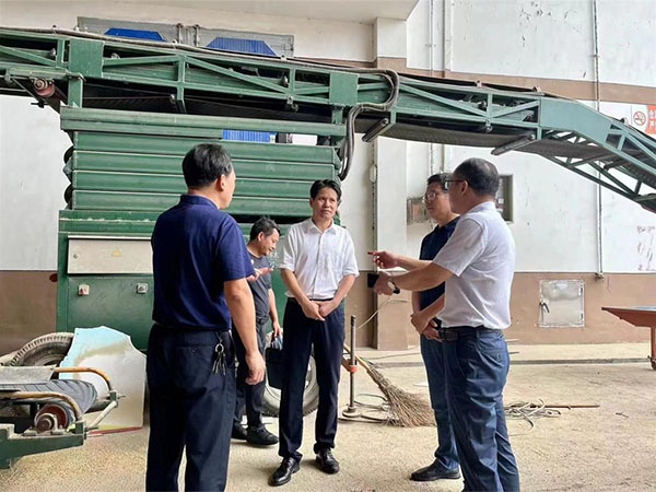 泰和縣委副書記郭道經到泰和購銷公司 調研指導早稻收購工作