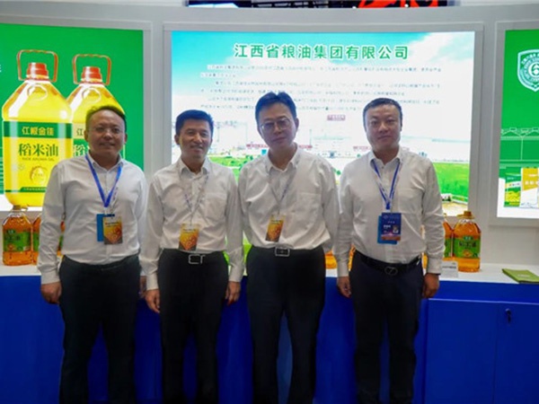 江糧集團產品亮相第五屆中國糧食交易大會，省糧食和物資儲備局和大成國資集團主要領導參觀指導
