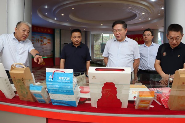 省農(nóng)業(yè)農(nóng)村產(chǎn)業(yè)發(fā)展服務(wù)中心黨委書記劉長(zhǎng)城到江糧集團(tuán)新干公司調(diào)研