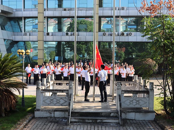 我跟國旗合張照  江糧集團新干公司慶祝祖國華誕